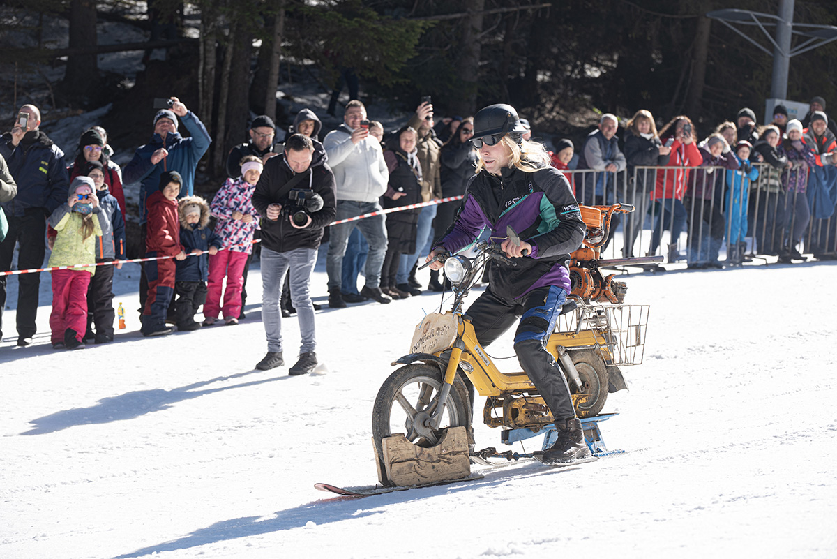 Kreatív járművek és jelmezes kavalkád
